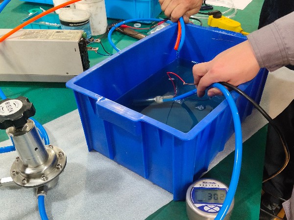 嘉兴一家自动化设备有限公司向我司订购微压草莓短视频黄版